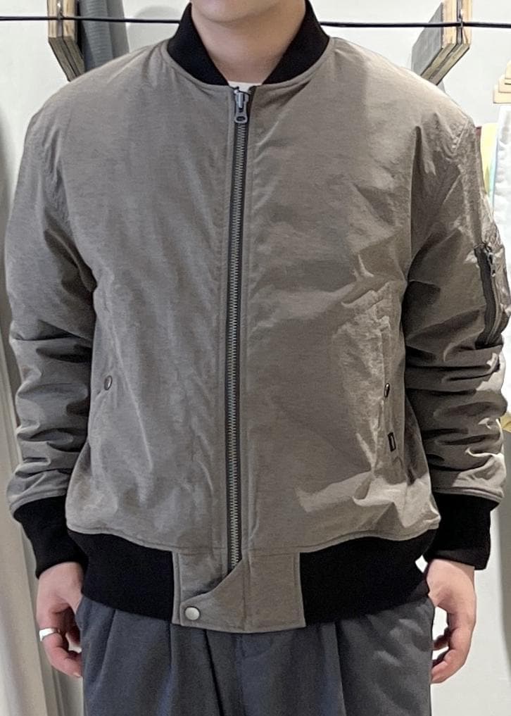 グレー系のその他パンツ、ベージュ系のブルゾンを着用したメンズの秋コーディネートの8枚目の写真