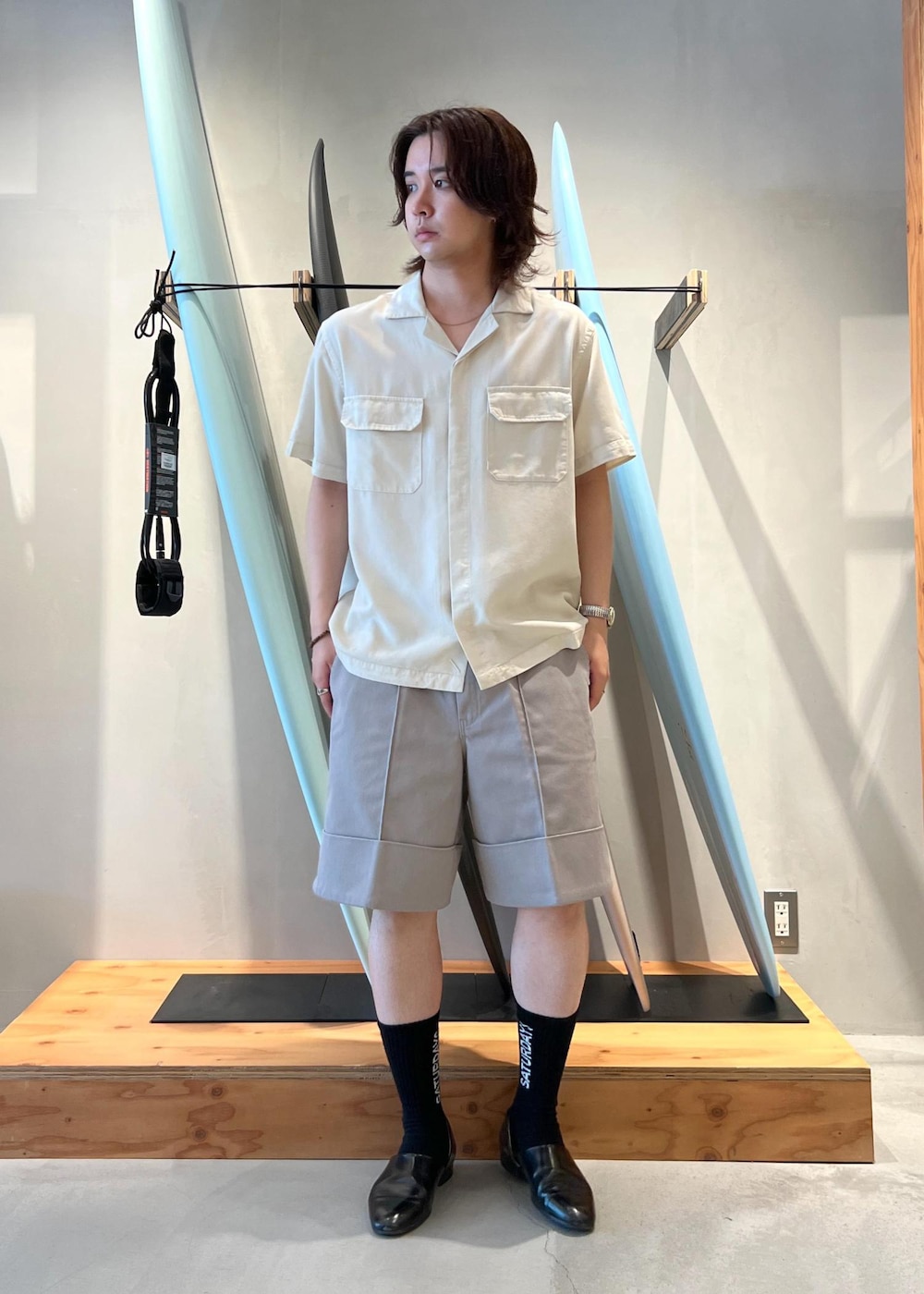 「シャツ、オープンカラーシャツ、開襟シャツ、ディッキーズ、Dickies、別注、ディッキーズコラボ、京都、Saturdays NYC、初春コーデ、春コーデ、初夏コーデ、夏コーデ、デートコーデ、お出かけコーデ」｜「Saturdays NYCのLOGO SOCK（ソックス/靴下、ブラック系）」を使った、kippeiさん（メンズ・170cm）の春コーディネートの2枚目の写真