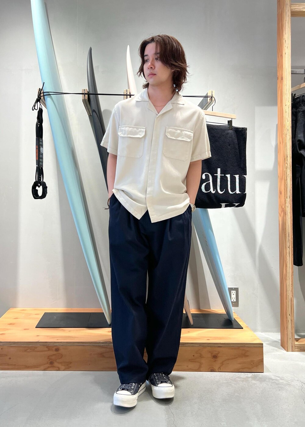 「シャツ、オープンカラーシャツ、開襟シャツ、ワイドパンツ、京都、Saturdays NYC、初春コーデ、春コーデ、初夏コーデ、夏コーデ、デートコーデ、お出かけコーデ、アウトドアコーデ、シンプルコーデ、きれいめコーデ」｜「Saturdays NYCのGeorge Twill Wide Pant（その他パンツ、ブルー系）」を使った、kippeiさん（メンズ・170cm）の春コーディネートの2枚目の写真