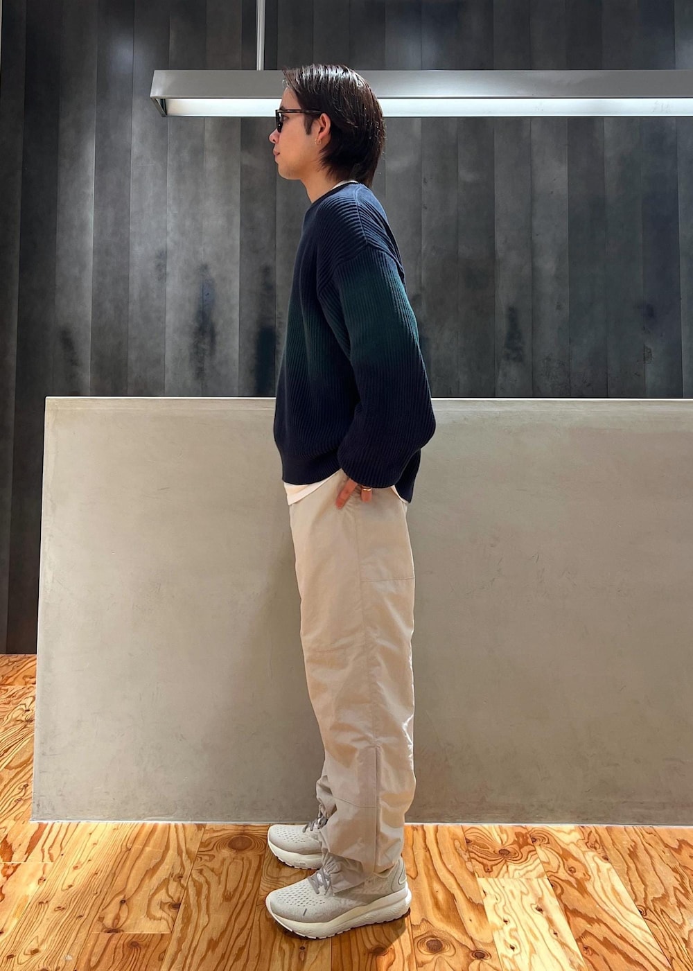 「ニット、ニットコーデ、トレーニングパンツ、ナイロンパンツ、異素材コーデ、トレーニングシューズ、京都、冬コーデ、カジュアルコーデ、シンプルコーデ、Saturdays NYC、トップス、ニット/セーター、パンツ、シューズ」｜「BROOKSのBrooks×SNYC Ghost16（スニーカー、ホワイト系）」を使った、kippeiさん（メンズ・170cm）の冬コーディネートの4枚目の写真