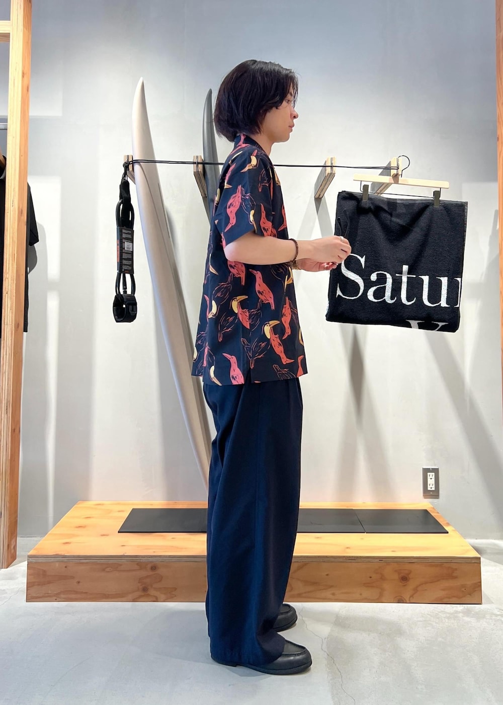 「ayame、コラボ、アイウェア、メガネ、サングラス、シャツ、開襟シャツ、柄シャツ、スラックス、ワイドスラックス、京都、Saturdays NYC、初夏コーデ、夏コーデ、デートコーデ」｜「Saturdays NYCのAyame SNYC Toro（サングラス、ブラック系）」を使った、kippeiさん（メンズ・170cm）の夏コーディネートの5枚目の写真