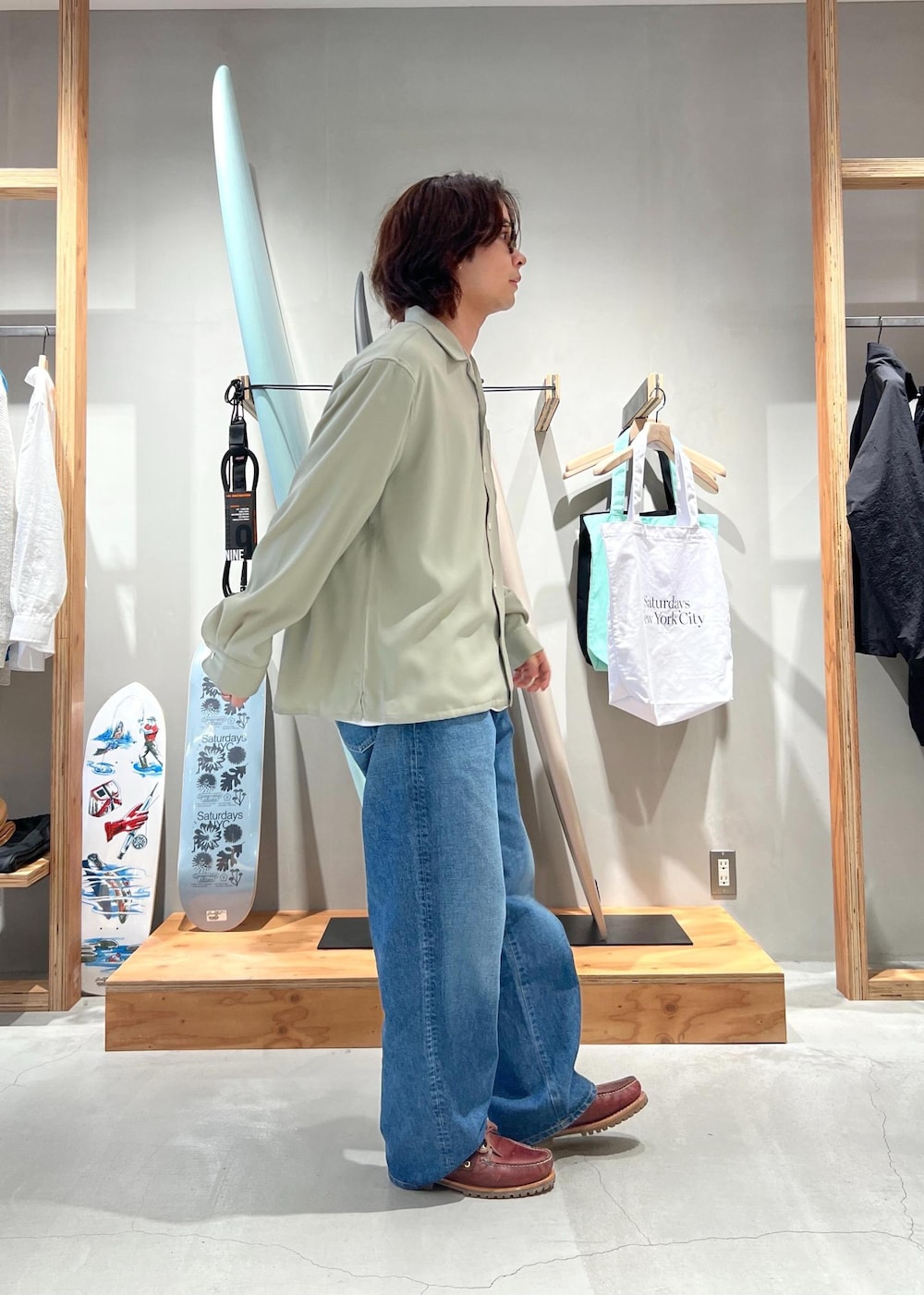 「シャツ、シャツコーデ、オープンカラーシャツ、開襟シャツ、デニム、デニムパンツ、デニムコーデ、デニムスタイル、京都、Saturdays NYC、初春コーデ、春コーデ、デートコーデ、お出かけコーデ、旅行コーデ」｜「Saturdays NYCのTakeru Denim Pant（デニムパンツ、ブルー系）」を使った、kippeiさん（メンズ・170cm）の春コーディネートの4枚目の写真