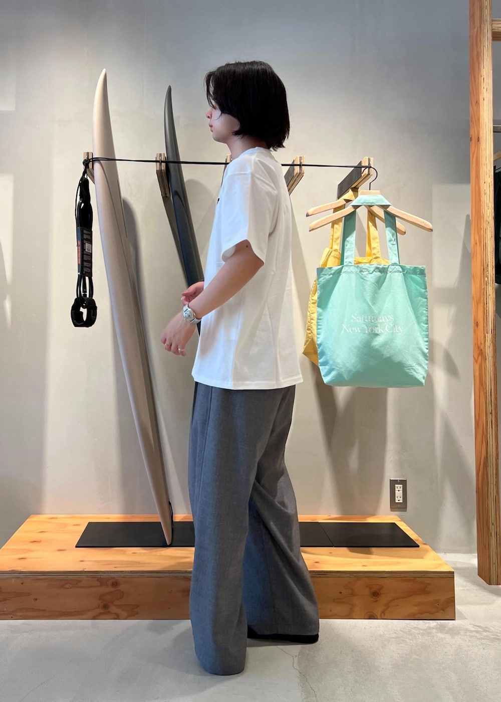 「Tシャツ、白Tシャツ、白T、スラックス、ワイドスラックス、京都、Saturday NYC、春コーデ、初夏コーデ、夏コーデ、デートコーデ、お出かけコーデ、旅行コーデ、アウトドアコーデ、フェスコーデ」｜「Saturdays NYCのCrosby Standard SS Tee（Tシャツ/カットソー、ホワイト系）」を使った、kippeiさん（メンズ・170cm）の夏コーディネートの4枚目の写真