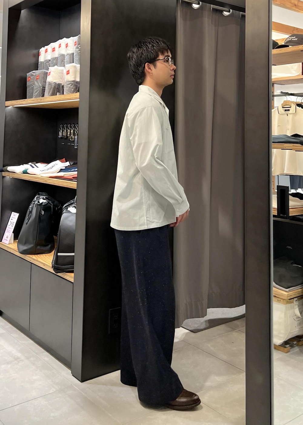 グリーン系のシャツ/ブラウスを着用したメンズの春コーディネートの3枚目の写真