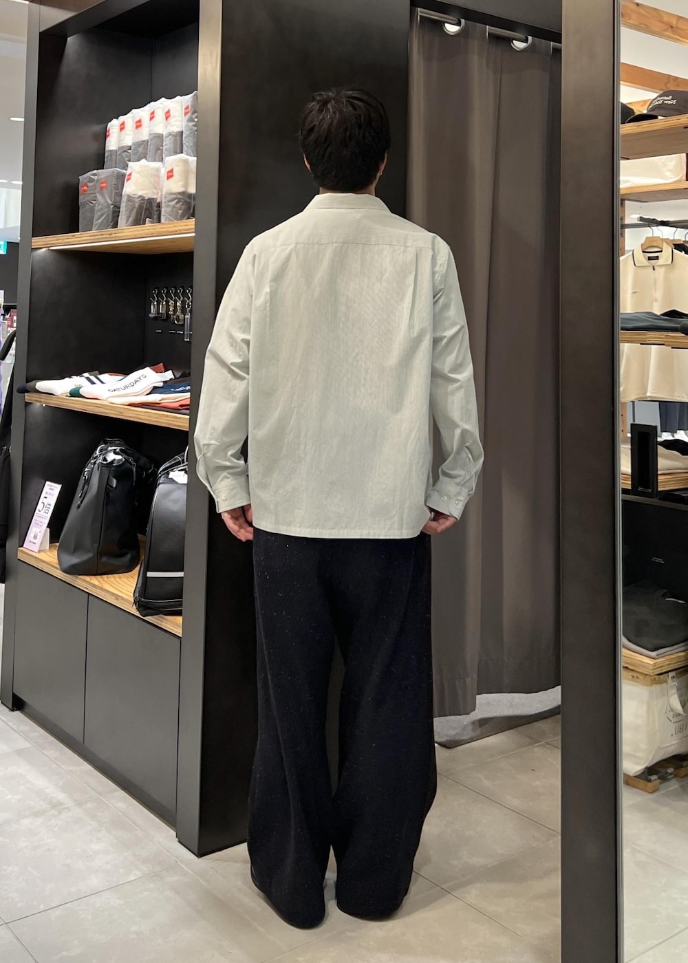 グリーン系のシャツ/ブラウスを着用したメンズの春コーディネートの7枚目の写真