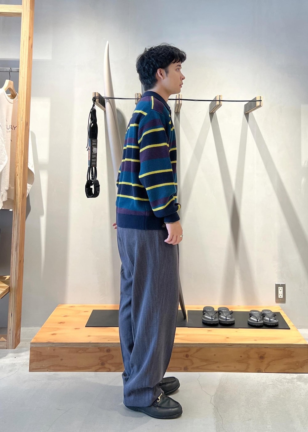 ブルー系のニット/セーター、グレー系のその他パンツを着用したメンズの秋コーディネートの5枚目の写真