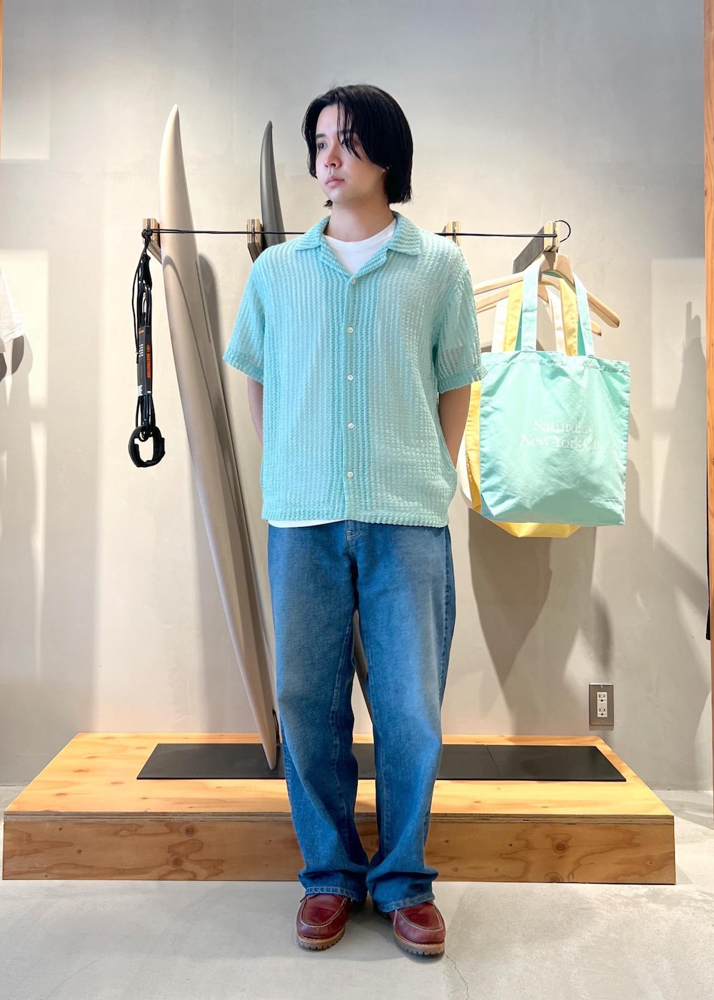 「ニット、ニットポロ、ニットシャツ、デニム、夏、海、川、京都、Saturdays NYC、初春コーデ、春コーデ、初夏コーデ、夏コーデ、デートコーデ、お出かけコーデ」｜「Saturdays NYCのTakeru Denim Pant（デニムパンツ、ブルー系）」を使った、kippeiさん（メンズ・170cm）の春コーディネートの2枚目の写真
