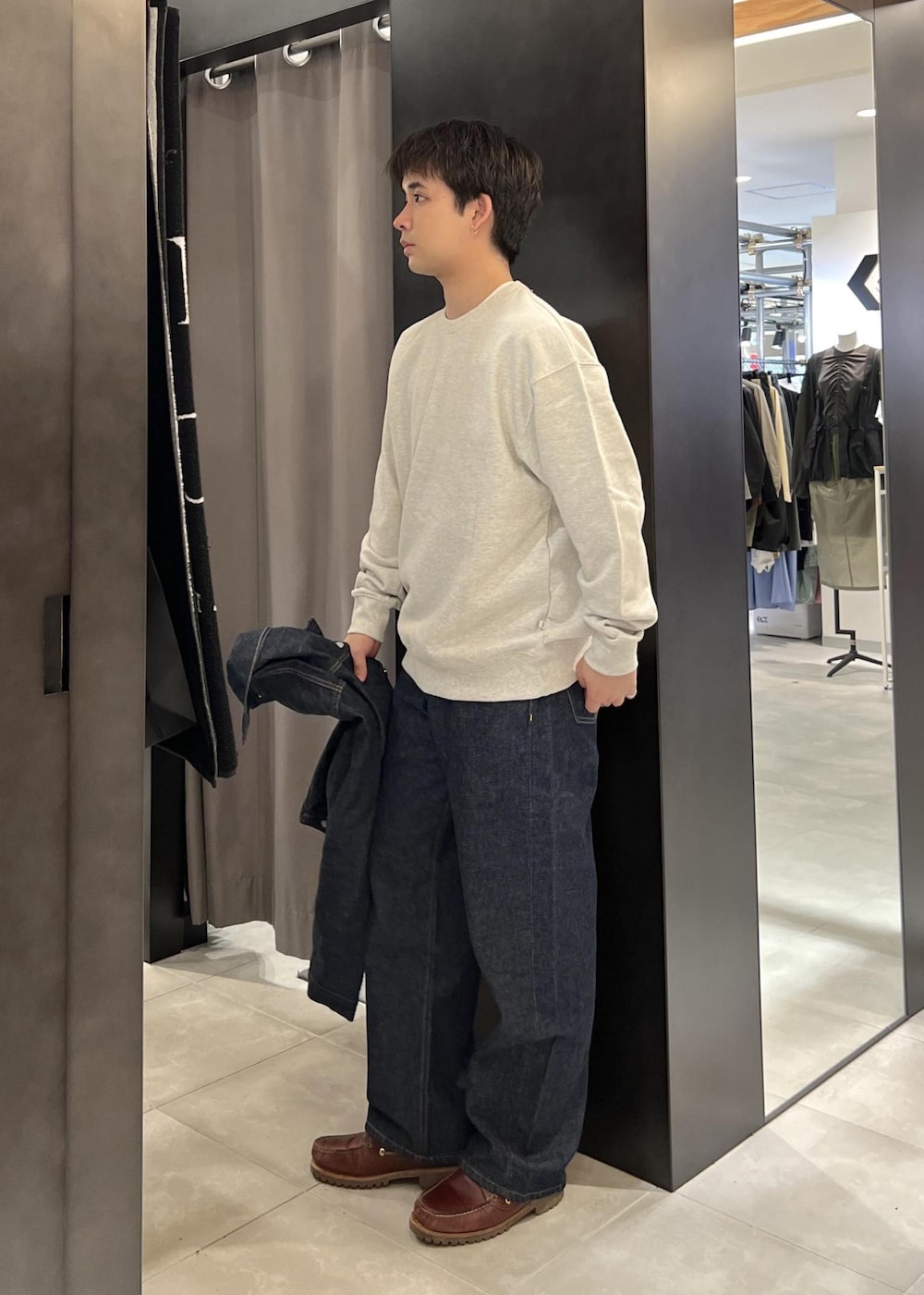 ブルー系のデニムパンツ、ブルー系のデニムジャケット、グレー系のスウェットを着用したメンズの冬コーディネートの7枚目の写真