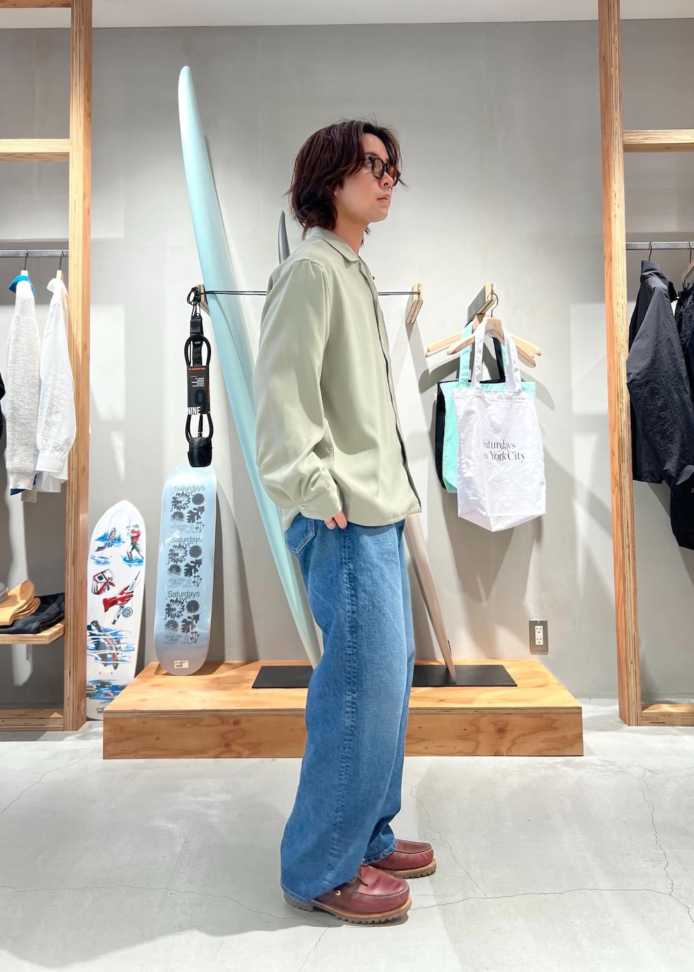 「シャツ、シャツコーデ、オープンカラーシャツ、開襟シャツ、デニム、デニムパンツ、デニムコーデ、デニムスタイル、京都、Saturdays NYC、初春コーデ、春コーデ、デートコーデ、お出かけコーデ、旅行コーデ」｜「Saturdays NYCのTakeru Denim Pant（デニムパンツ、ブルー系）」を使った、kippeiさん（メンズ・170cm）の春コーディネートの3枚目の写真