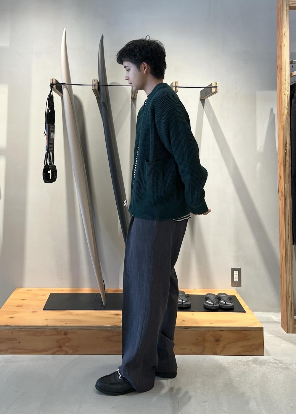 グリーン系のカーディガン/ボレロ、グレー系のその他パンツ、ホワイト系のTシャツ/カットソーを着用したメンズの秋コーディネートの5枚目の写真