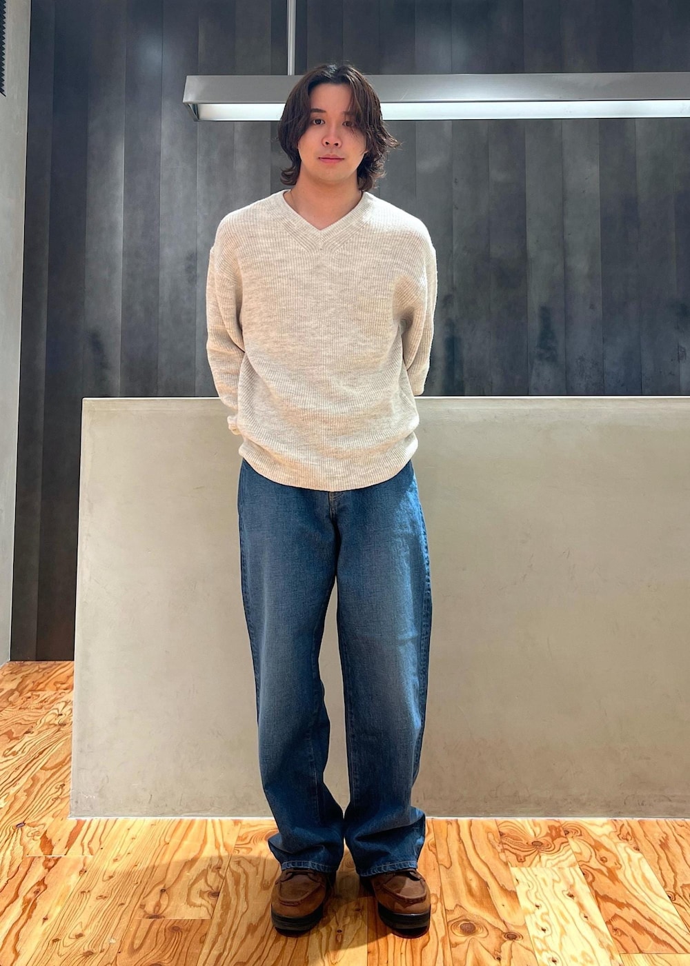 「Ｖネックニット、Ｖネックセーター、ニット、セーター、デニムパンツ、デニム、京都、Saturdays NYC、初春コーデ、春コーデ、アウトドアコーデ、カジュアルコーデ、シンプルコーデ、ベーシック」｜「Saturdays NYCのTakeru Denim Pant（デニムパンツ、ブルー系）」を使った、kippeiさん（メンズ・170cm）の冬コーディネートの2枚目の写真