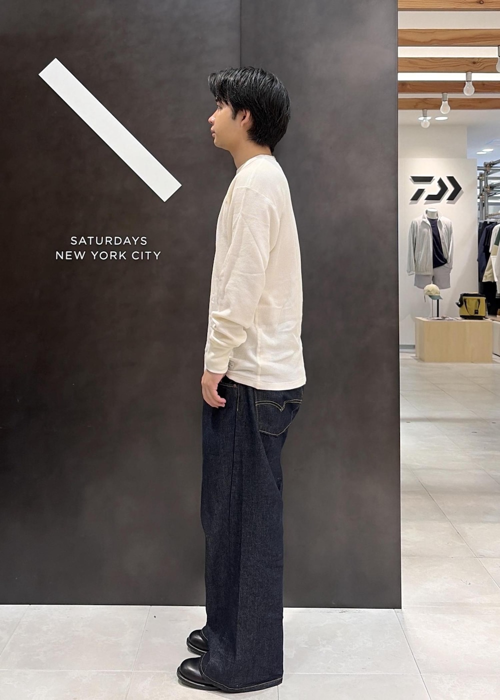 ブラック系のTシャツ/カットソーを着用したメンズの秋コーディネートの4枚目の写真