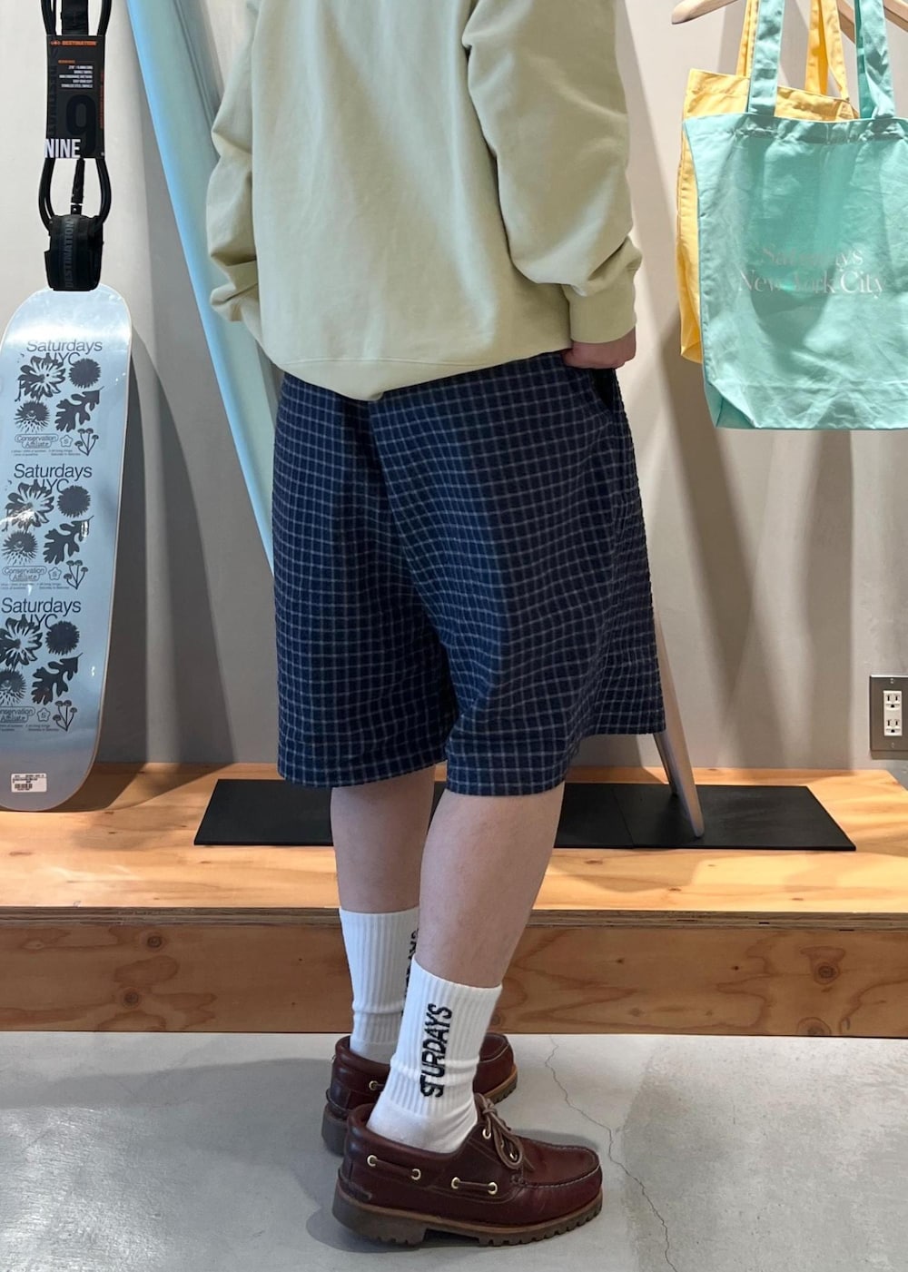 「フーディー、パーカー、パーカ、ミラスタ、ハーフパンツ、グラミチ、ソックス、京都、Saturdays NYC、初春コーデ、春コーデ、デートコーデ、お出かけコーデ、旅行コーデ、アウトドアコーデ」｜「Saturdays NYCのLOGO SOCK（ソックス/靴下、ホワイト系）」を使った、kippeiさん（メンズ・170cm）の春コーディネートの8枚目の写真