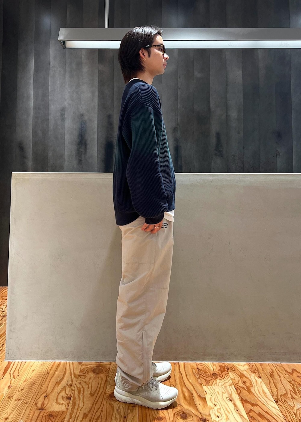 「ニット、ニットコーデ、トレーニングパンツ、ナイロンパンツ、異素材コーデ、トレーニングシューズ、京都、冬コーデ、カジュアルコーデ、シンプルコーデ、Saturdays NYC、トップス、ニット/セーター、パンツ、シューズ」｜「BROOKSのBrooks×SNYC Ghost16（スニーカー、ホワイト系）」を使った、kippeiさん（メンズ・170cm）の冬コーディネートの3枚目の写真
