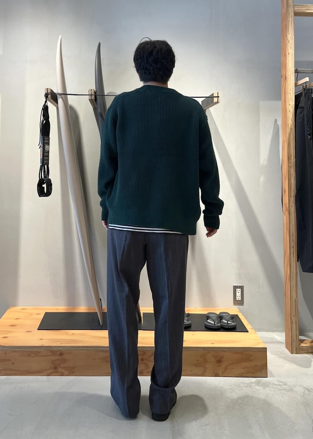 グリーン系のカーディガン/ボレロ、グレー系のその他パンツ、ホワイト系のTシャツ/カットソーを着用したメンズの秋コーディネートの8枚目の写真