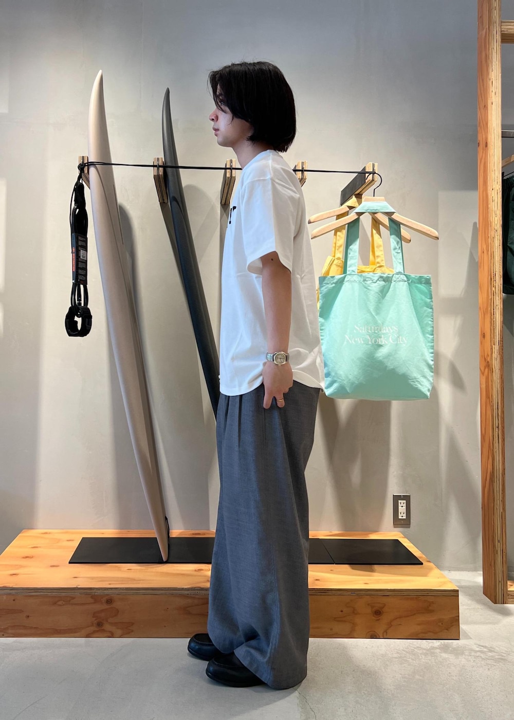 「Tシャツ、白Tシャツ、白T、スラックス、ワイドスラックス、京都、Saturday NYC、春コーデ、初夏コーデ、夏コーデ、デートコーデ、お出かけコーデ、旅行コーデ、アウトドアコーデ、フェスコーデ」｜「Saturdays NYCのCrosby Standard SS Tee（Tシャツ/カットソー、ホワイト系）」を使った、kippeiさん（メンズ・170cm）の夏コーディネートの5枚目の写真