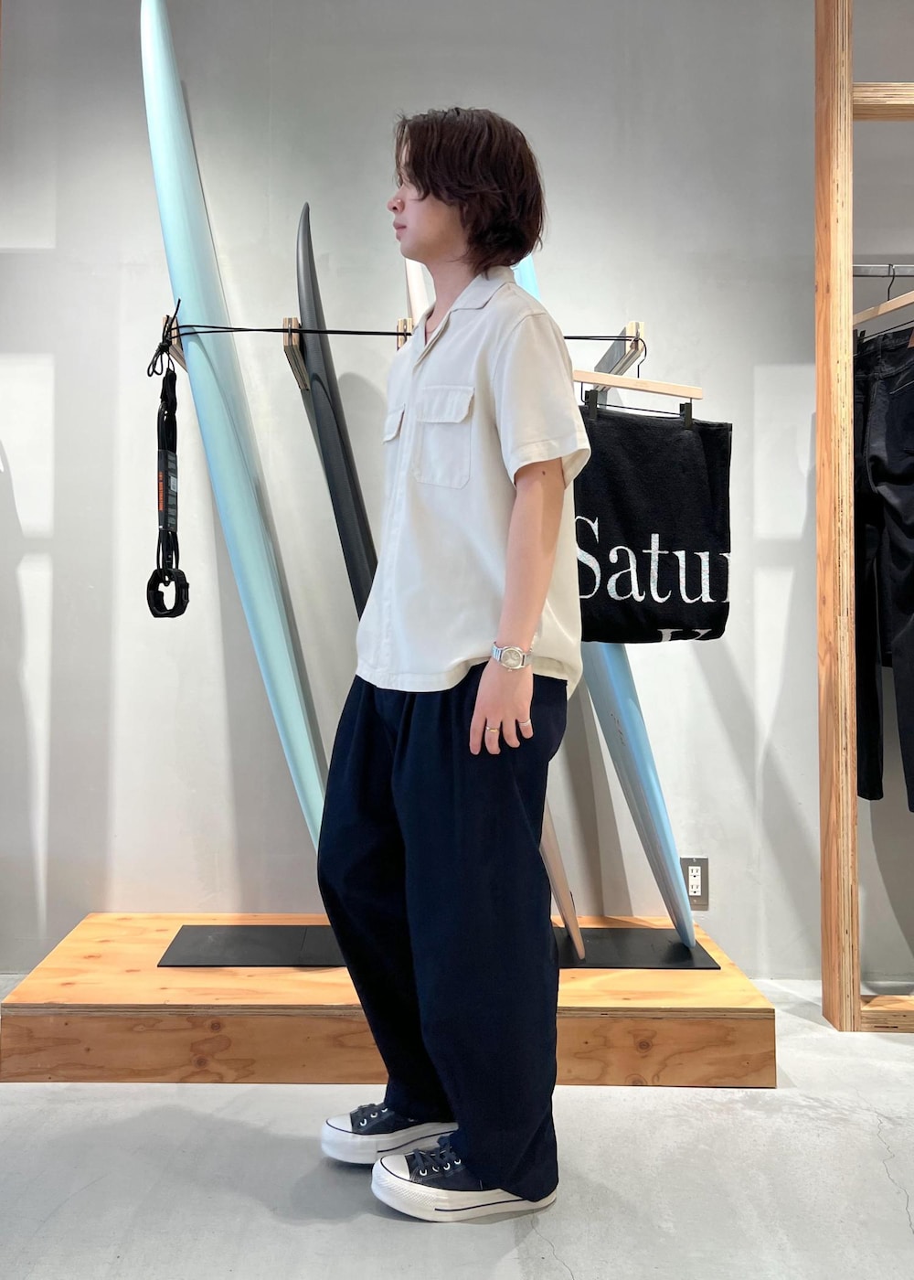 「シャツ、オープンカラーシャツ、開襟シャツ、ワイドパンツ、京都、Saturdays NYC、初春コーデ、春コーデ、初夏コーデ、夏コーデ、デートコーデ、お出かけコーデ、アウトドアコーデ、シンプルコーデ、きれいめコーデ」｜「Saturdays NYCのGeorge Twill Wide Pant（その他パンツ、ブルー系）」を使った、kippeiさん（メンズ・170cm）の春コーディネートの5枚目の写真