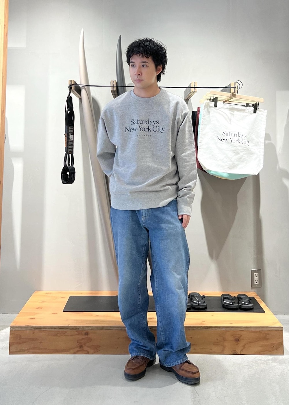 ブルー系のデニムパンツ、グレー系のスウェットを着用したメンズの秋コーディネートの2枚目の写真