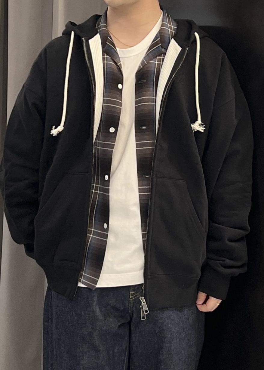 ブルー系のデニムパンツ、ブルー系のシャツ/ブラウス、ブラック系のパーカーを着用したメンズの春コーディネートの6枚目の写真