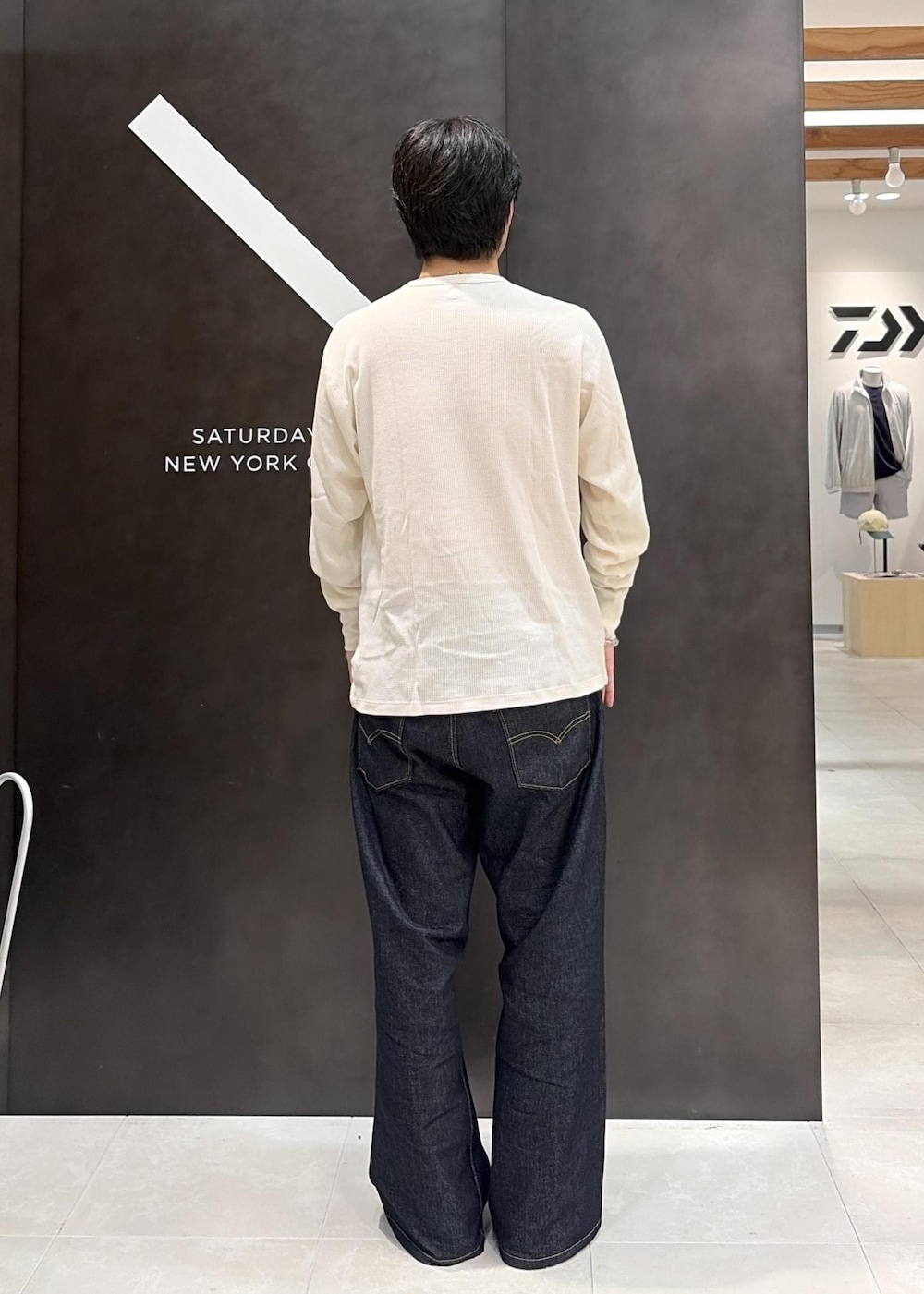 ブラック系のTシャツ/カットソーを着用したメンズの秋コーディネートの6枚目の写真