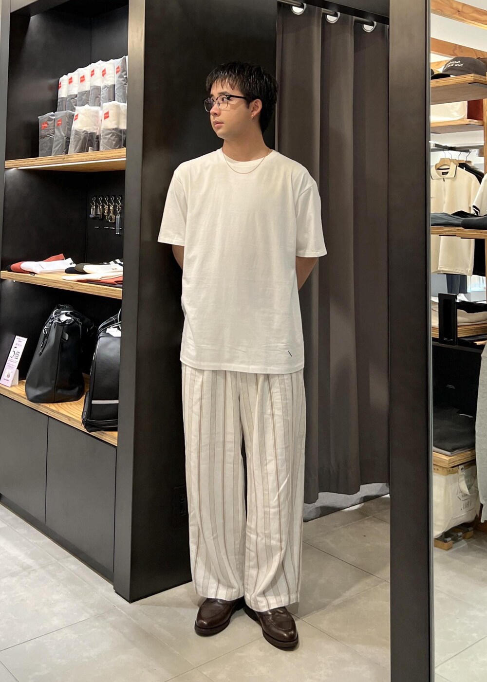 ホワイト系のTシャツ/カットソーを着用したメンズの春コーディネートの3枚目の写真