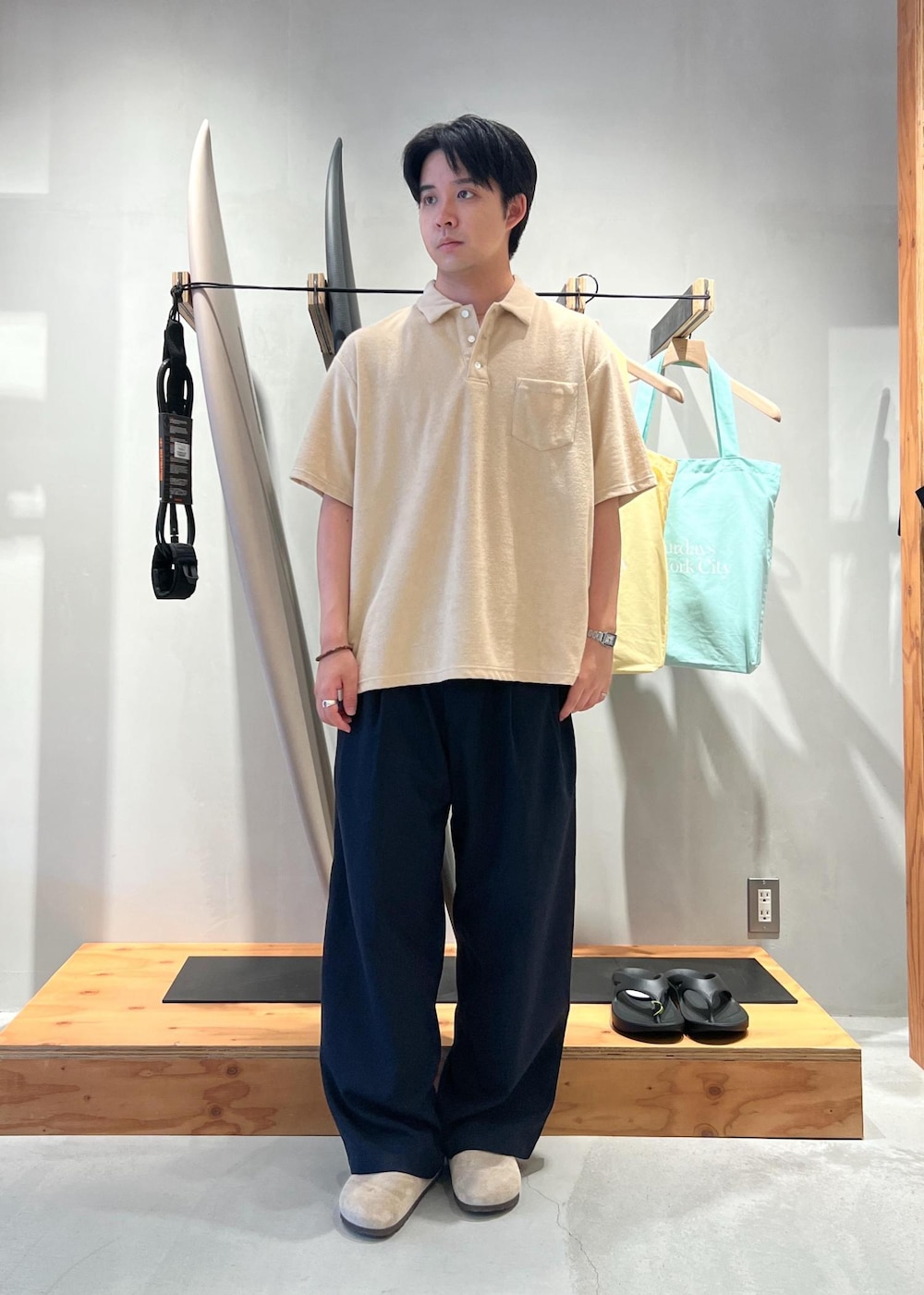 「ポロシャツ、半袖、半袖シャツ、半袖Tシャツ、スラックス、ワイドスラックス、京都、Saturdays NYC、初夏コーデ、夏コーデ、デートコーデ、お出かけコーデ、旅行コーデ、アウトドアコーデ、カジュアルコーデ」｜「Saturdays NYCのJake Pile SS Polo（ポロシャツ、ベージュ系）」を使った、kippeiさん（メンズ・170cm）の夏コーディネートの2枚目の写真