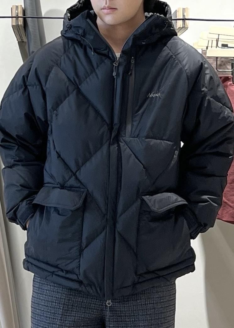 ブラック系のダウンジャケット/コートを着用したメンズの秋コーディネートの6枚目の写真