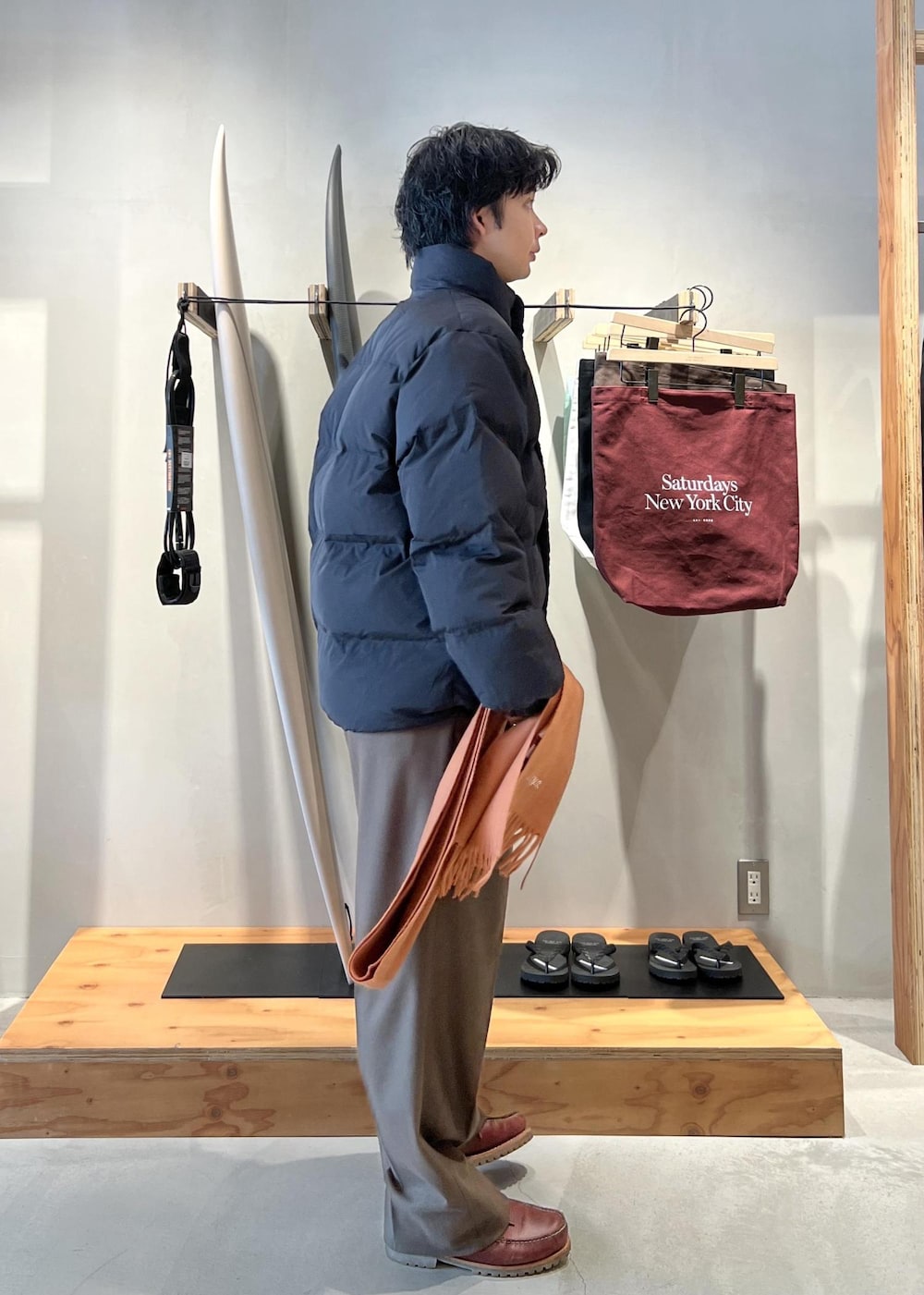 グリーン系のその他パンツ、ブラック系のブルゾン、オレンジ系のマフラーを着用したメンズの冬コーディネートの3枚目の写真