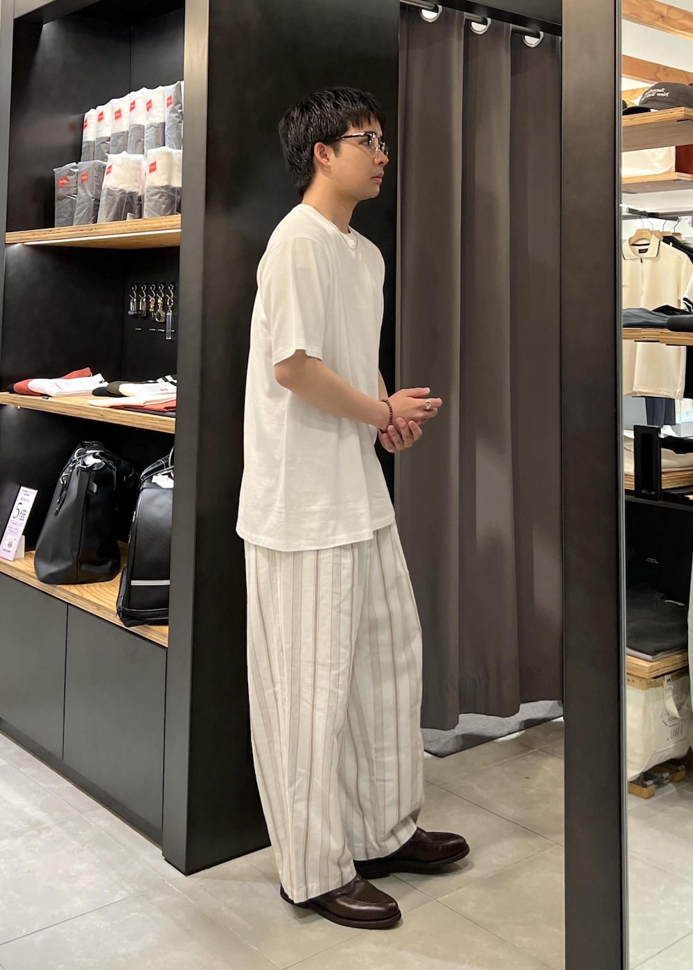 ホワイト系のTシャツ/カットソーを着用したメンズの春コーディネートの4枚目の写真