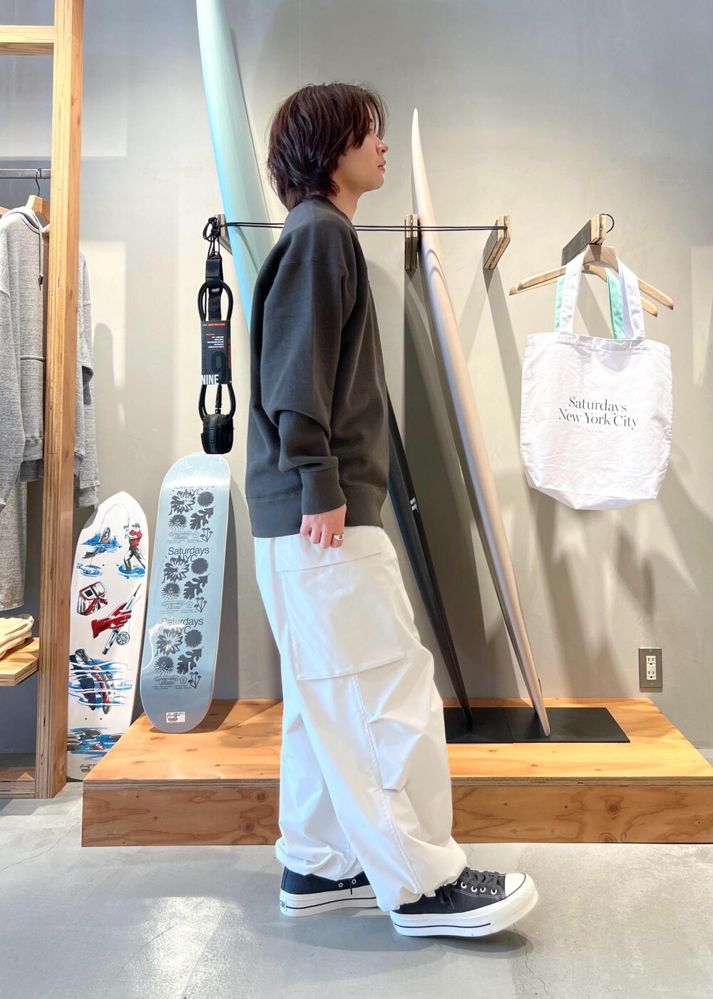 「ミリタリーワイドパンツ、ミリタリーパンツ、フットボールスウェット、グレー、京都、初春コーデ、春コーデ、旅行コーデ、カジュアルコーデ、シンプルコーデ、きれいめコーデ、ベーシック、Saturdays NYC、トップス、スウェット」｜「Saturdays NYCのBalugo Wide Pant（カーゴパンツ、ホワイト系）」を使った、kippeiさん（メンズ・170cm）の春コーディネートの6枚目の写真