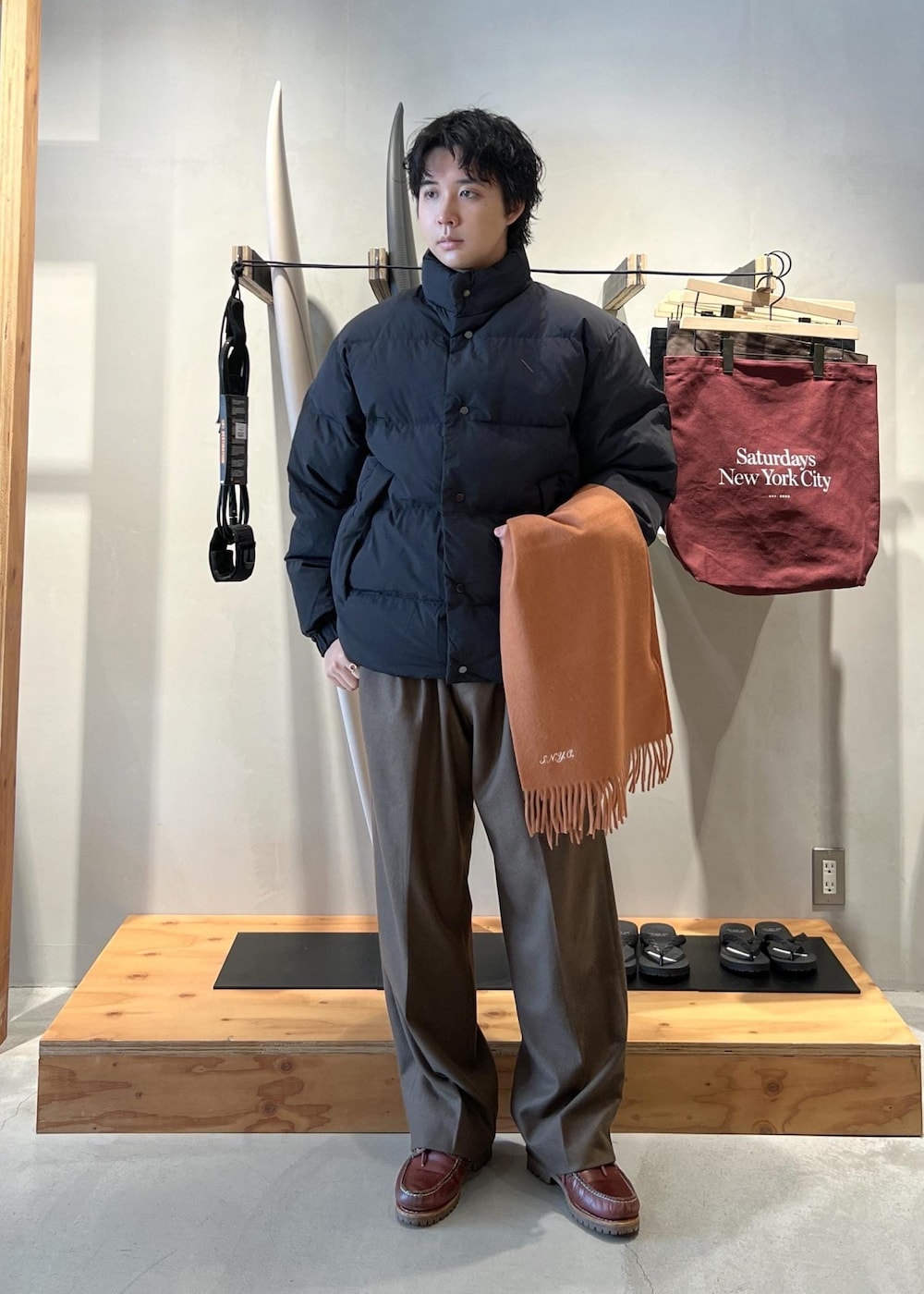 グリーン系のその他パンツ、ブラック系のブルゾン、オレンジ系のマフラーを着用したメンズの冬コーディネートの2枚目の写真