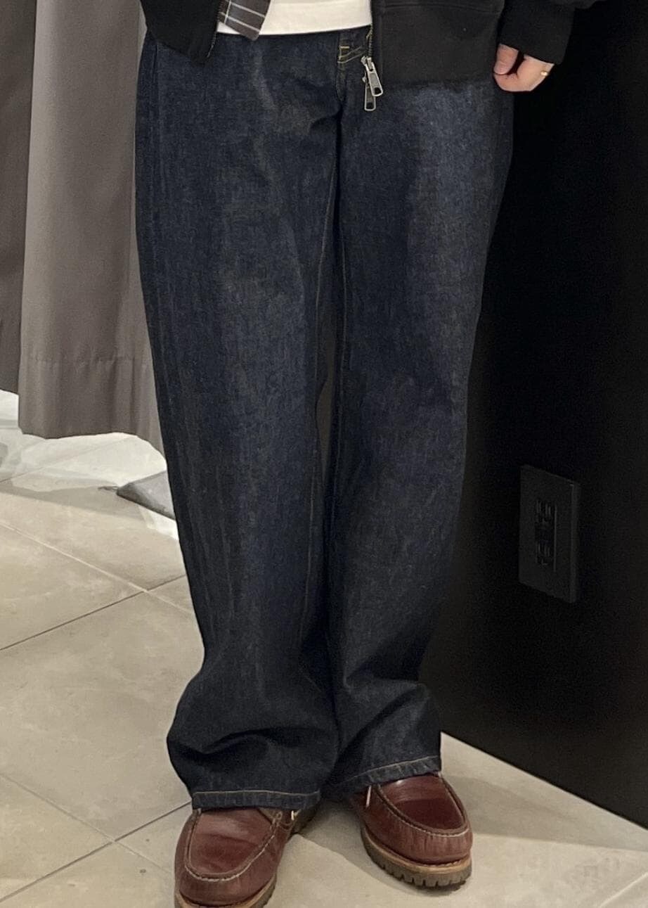 ブルー系のデニムパンツ、ブルー系のシャツ/ブラウス、ブラック系のパーカーを着用したメンズの春コーディネートの8枚目の写真