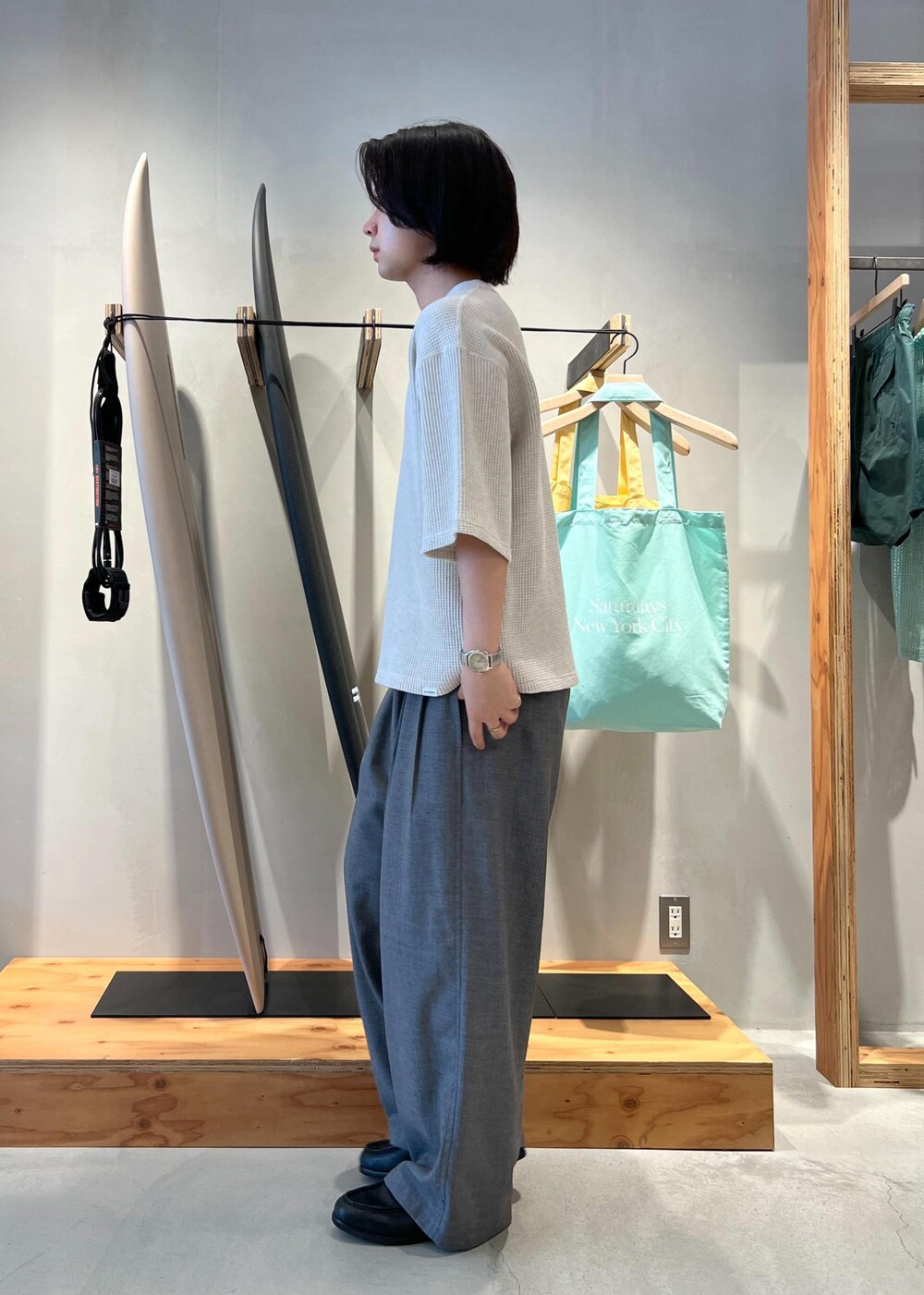 「初春コーデ、春コーデ、初夏コーデ、夏コーデ、デートコーデ、お出かけコーデ、アウトドアコーデ、フェスコーデ、カジュアルコーデ、シンプルコーデ、きれいめコーデ、ベーシック」｜「Saturdays NYCのWaffle 1/2 Sleeve Tee（Tシャツ/カットソー、グレー系）」を使った、kippeiさん（メンズ・170cm）の春コーディネートの4枚目の写真