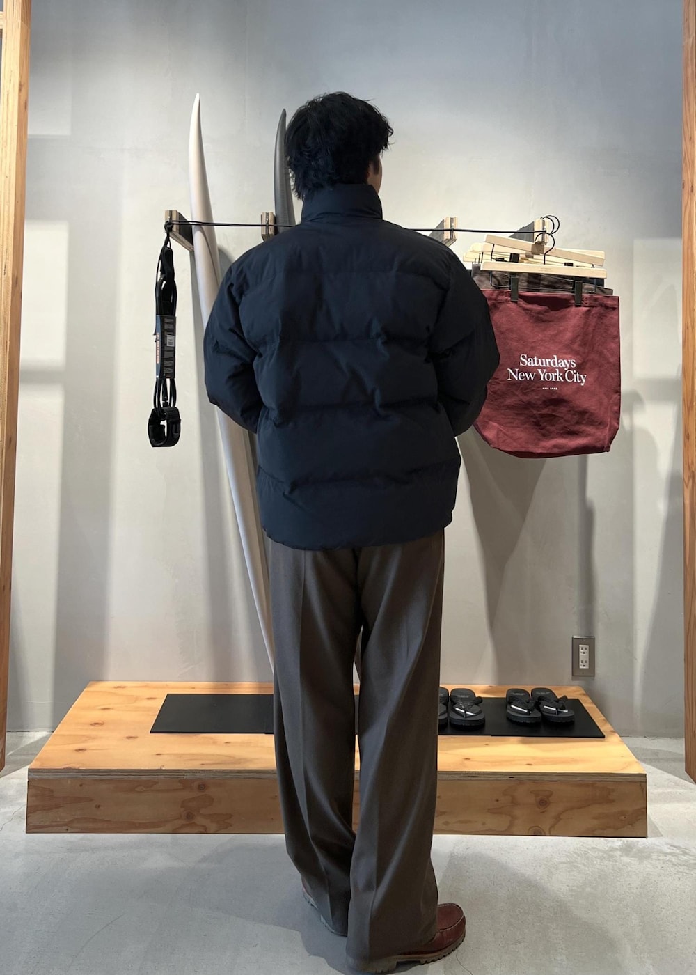 グリーン系のその他パンツ、ブラック系のブルゾン、オレンジ系のマフラーを着用したメンズの冬コーディネートの6枚目の写真