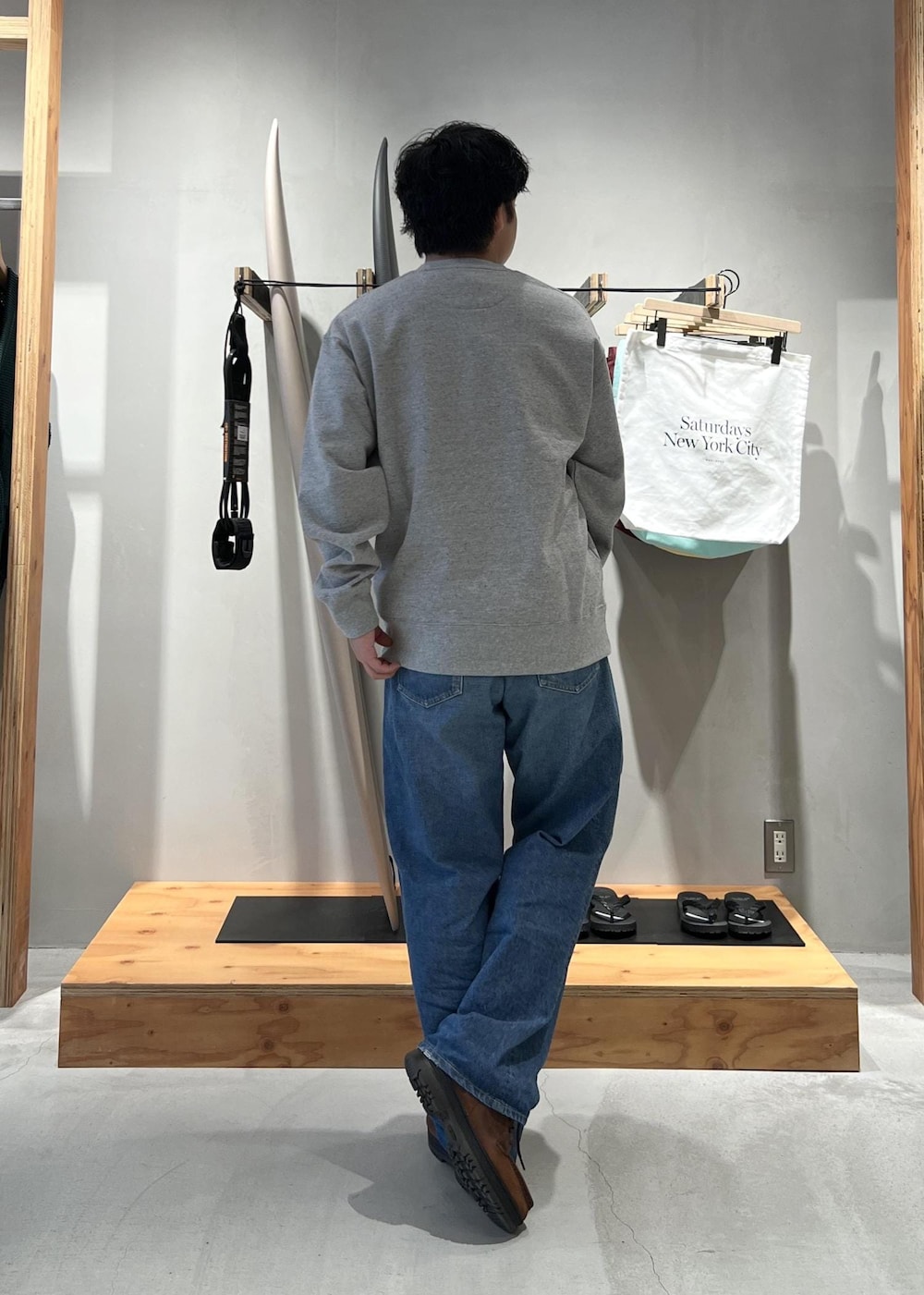 ブルー系のデニムパンツ、グレー系のスウェットを着用したメンズの秋コーディネートの6枚目の写真