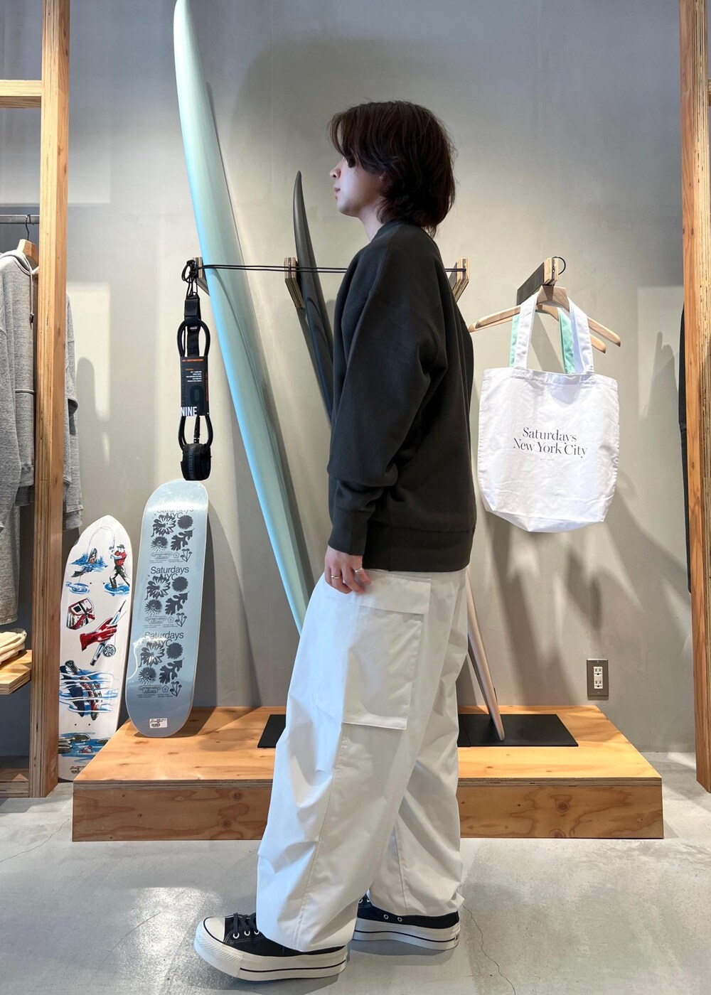 「ミリタリーワイドパンツ、ミリタリーパンツ、フットボールスウェット、グレー、京都、初春コーデ、春コーデ、旅行コーデ、カジュアルコーデ、シンプルコーデ、きれいめコーデ、ベーシック、Saturdays NYC、トップス、スウェット」｜「Saturdays NYCのBalugo Wide Pant（カーゴパンツ、ホワイト系）」を使った、kippeiさん（メンズ・170cm）の春コーディネートの3枚目の写真