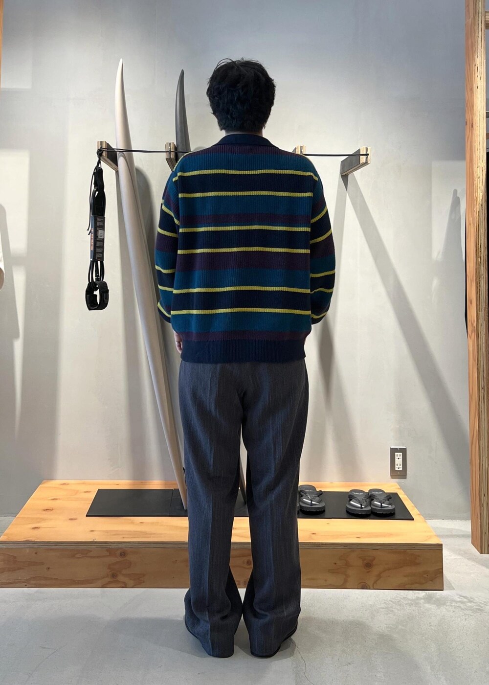 ブルー系のニット/セーター、グレー系のその他パンツを着用したメンズの秋コーディネートの7枚目の写真