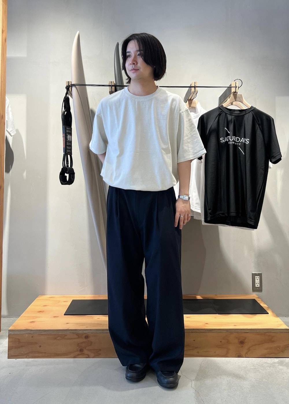 「Tシャツ、ピグメント、ピグメント加工、ピグメントTシャツ、スラックス、ワイドスラックス、京都、Saturdays NYC、春コーデ、初夏コーデ、夏コーデ、デートコーデ、お出かけコーデ、旅行コーデ、アウトドアコーデ」｜「Saturdays NYCのSlash Pigment Relax SS Tee（Tシャツ/カットソー、ホワイト系）」を使った、kippeiさん（メンズ・170cm）の夏コーディネートの2枚目の写真