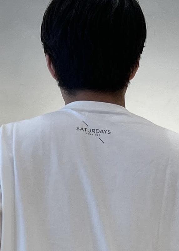 ホワイト系のTシャツ/カットソーを着用したメンズの夏コーディネートの8枚目の写真