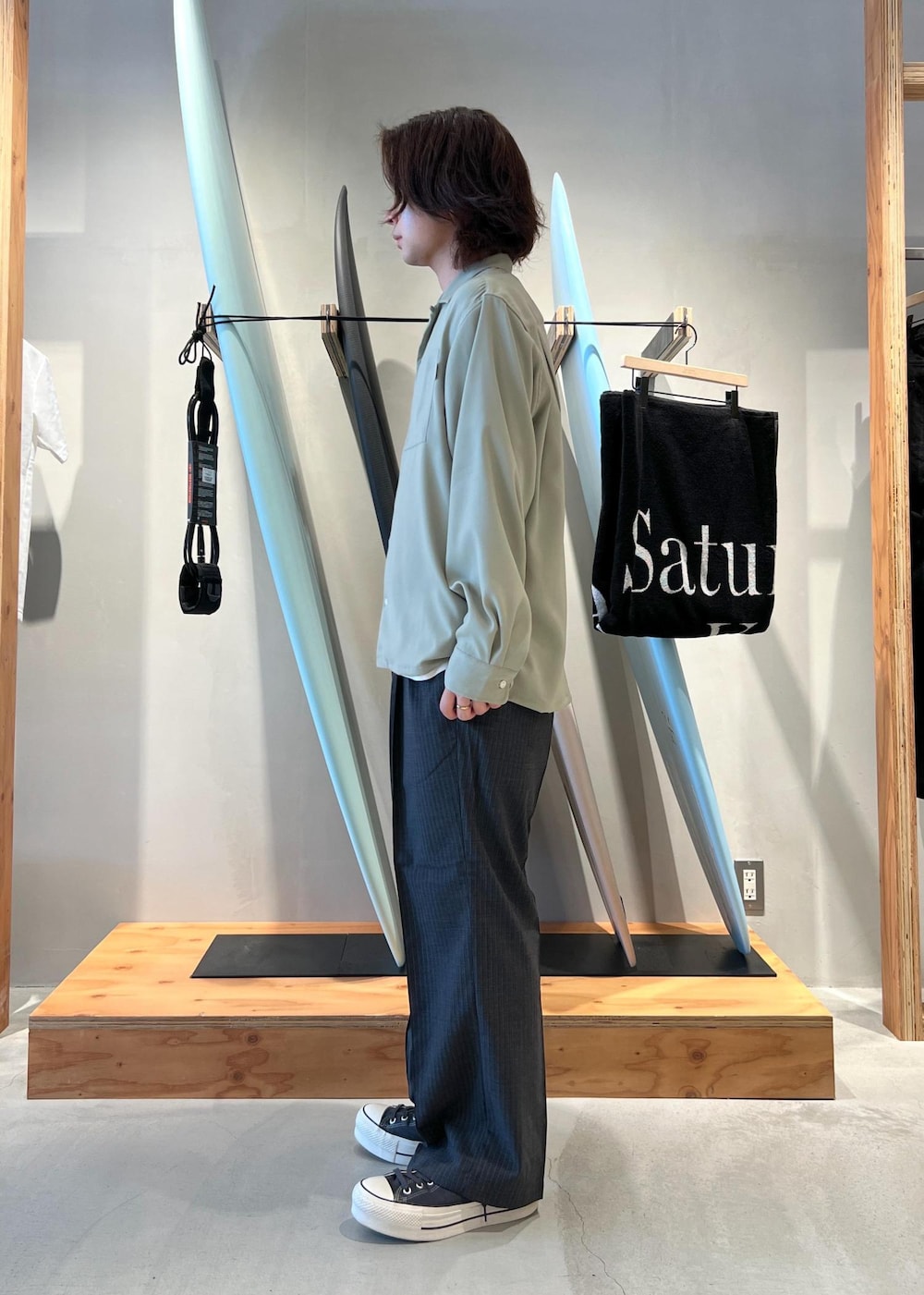 「シャツ、オープンカラーシャツ、開襟シャツ、dickies、ディッキーズ、ディッキーズコラボ、スラックス、京都、Saturdays NYC、初春コーデ、春コーデ、初夏コーデ、デートコーデ、お出かけコーデ、旅行コーデ」｜「Saturdays NYCのMarco Peach Skin Open Collar LS Shirt（シャツ/ブラウス、グリーン系）」を使った、kippeiさん（メンズ・170cm）の春コーディネートの3枚目の写真