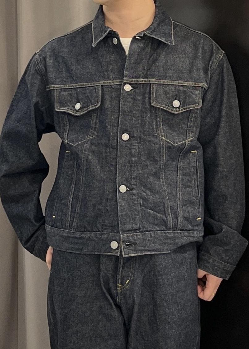 ブルー系のデニムパンツ、ブルー系のデニムジャケットを着用したメンズの冬コーディネートの8枚目の写真