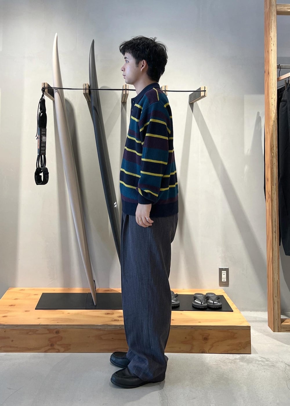 ブルー系のニット/セーター、グレー系のその他パンツを着用したメンズの秋コーディネートの6枚目の写真