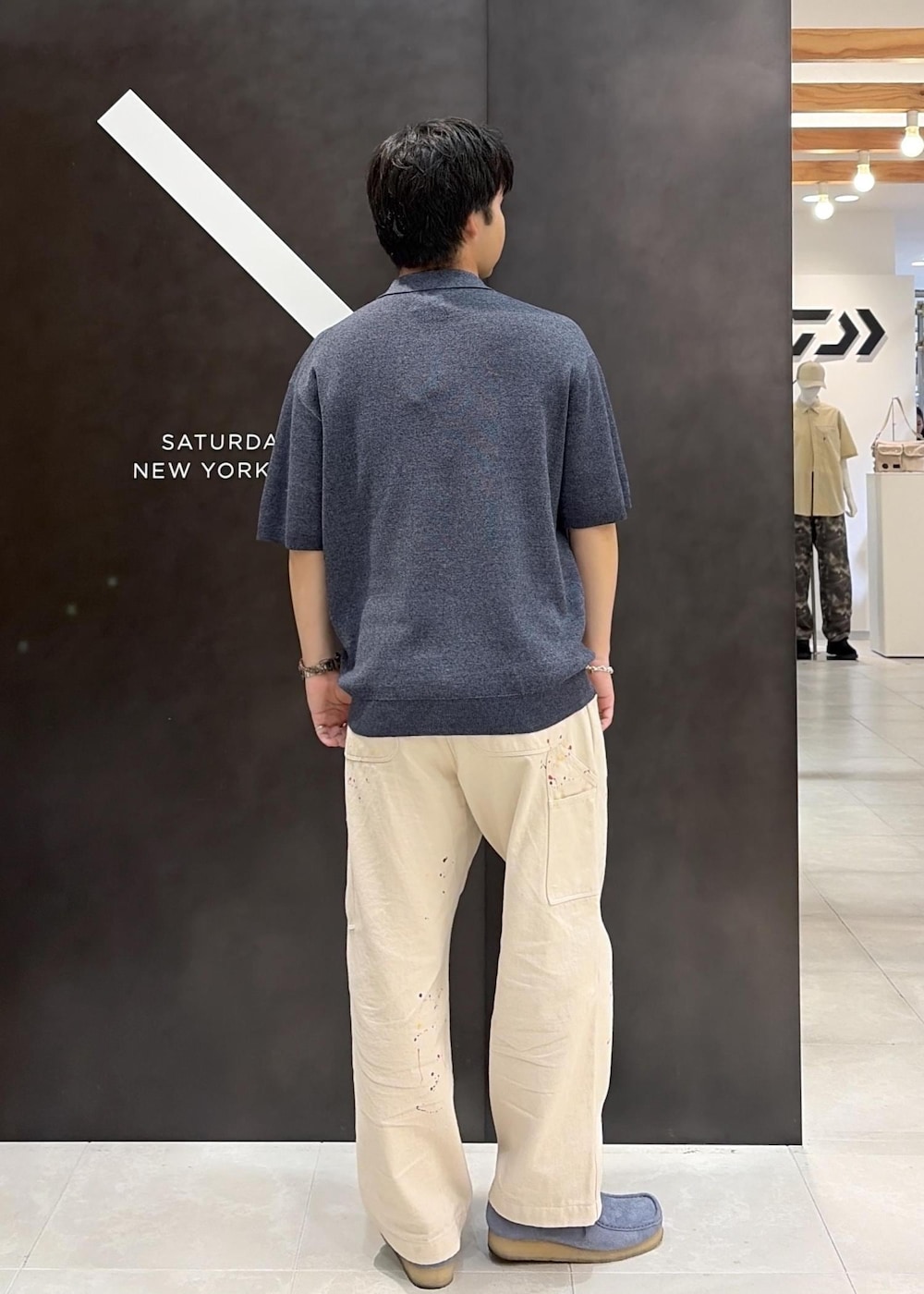 ホワイト系のその他パンツ、ブルー系のポロシャツを着用したメンズの夏コーディネートの5枚目の写真