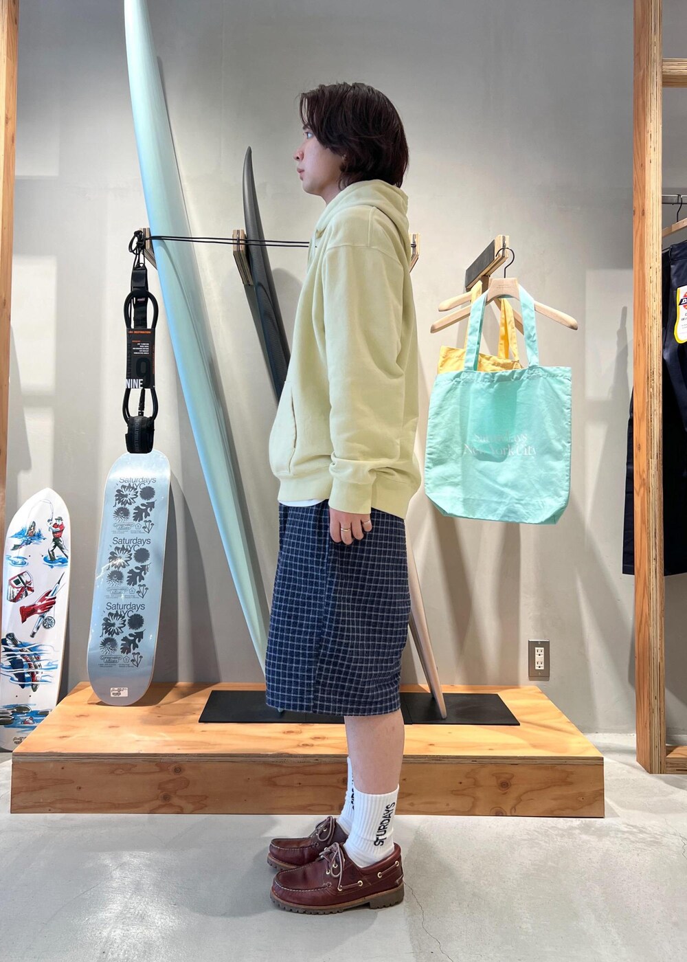 「フーディー、パーカー、パーカ、ミラスタ、ハーフパンツ、グラミチ、ソックス、京都、Saturdays NYC、初春コーデ、春コーデ、デートコーデ、お出かけコーデ、旅行コーデ、アウトドアコーデ」｜「Saturdays NYCのLOGO SOCK（ソックス/靴下、ホワイト系）」を使った、kippeiさん（メンズ・170cm）の春コーディネートの2枚目の写真