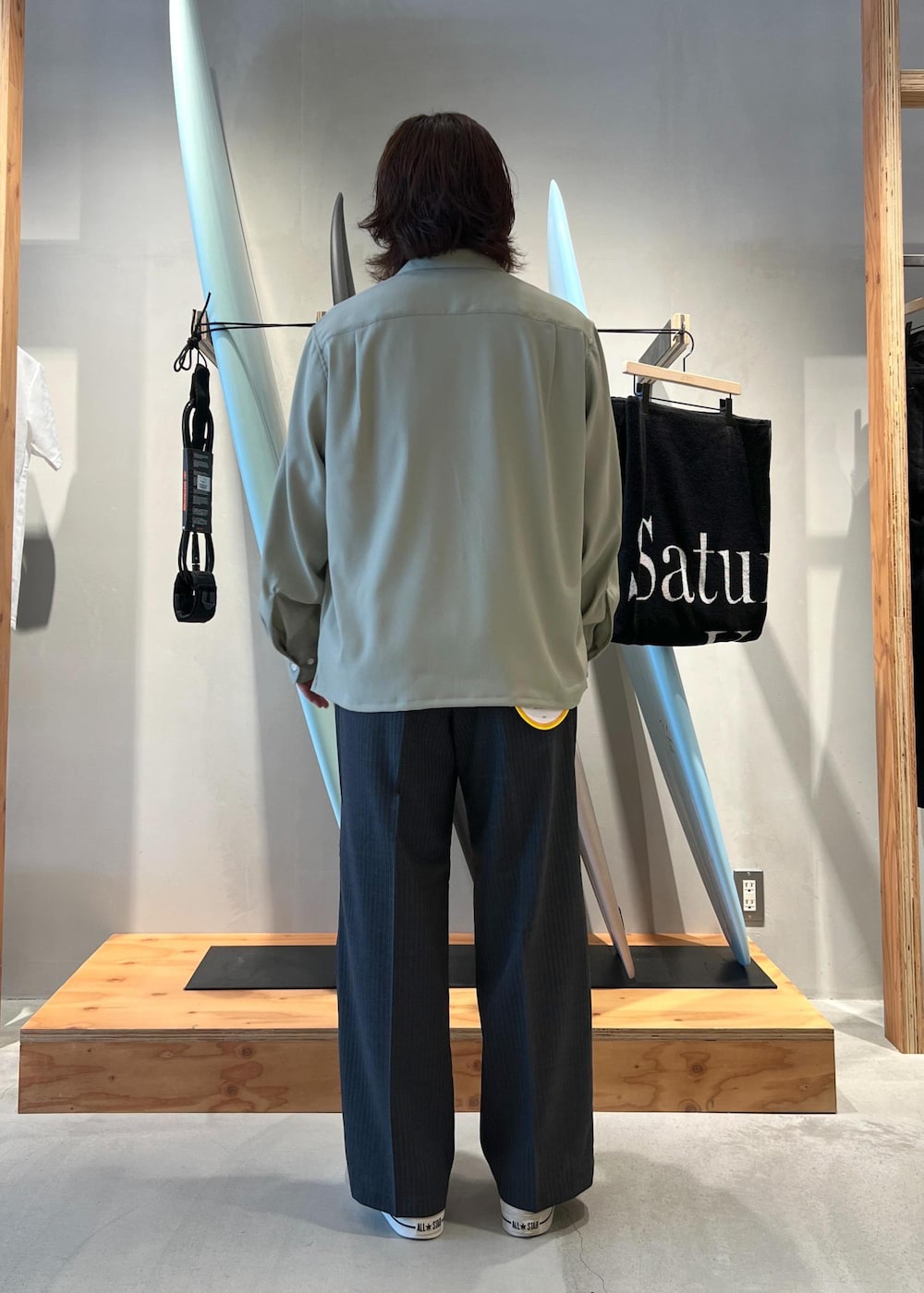 「シャツ、オープンカラーシャツ、開襟シャツ、dickies、ディッキーズ、ディッキーズコラボ、スラックス、京都、Saturdays NYC、初春コーデ、春コーデ、初夏コーデ、デートコーデ、お出かけコーデ、旅行コーデ」｜「Saturdays NYCのMarco Peach Skin Open Collar LS Shirt（シャツ/ブラウス、グリーン系）」を使った、kippeiさん（メンズ・170cm）の春コーディネートの6枚目の写真
