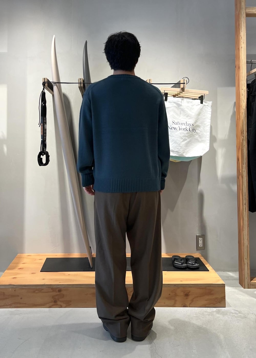 グリーン系のその他パンツ、グリーン系のニット/セーターを着用したメンズの秋コーディネートの8枚目の写真