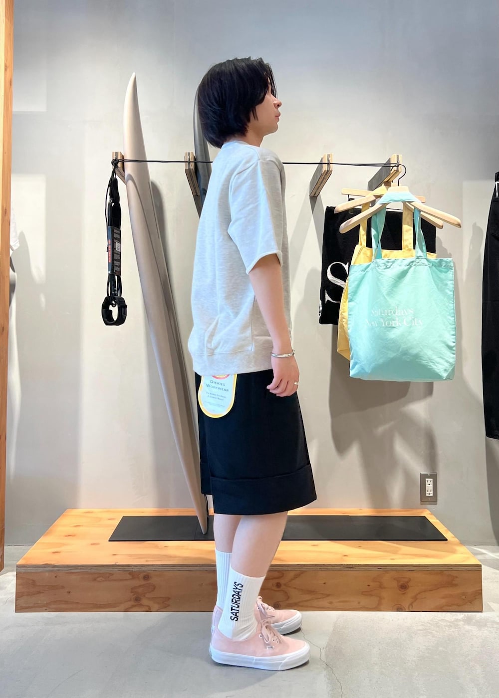 「Tシャツ、スウェットTシャツ、スウェットT、リラックスTシャツ、リラックスT、パンツ、ハーフパンツ、ワークパンツ、Dickies、京都、Saturdays NYC、初春コーデ、春コーデ、初夏コーデ、夏コーデ」｜「Saturdays NYCのLOGO SOCK（ソックス/靴下、ホワイト系）」を使った、kippeiさん（メンズ・170cm）の春コーディネートの5枚目の写真