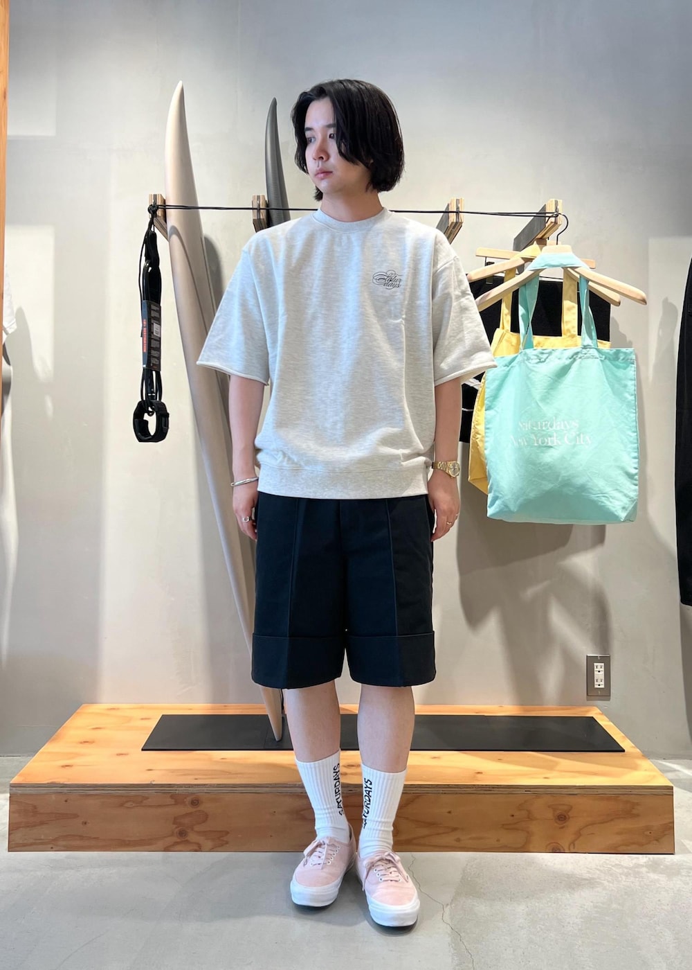 「Tシャツ、スウェットTシャツ、スウェットT、リラックスTシャツ、リラックスT、パンツ、ハーフパンツ、ワークパンツ、Dickies、京都、Saturdays NYC、初春コーデ、春コーデ、初夏コーデ、夏コーデ」｜「Saturdays NYCのLOGO SOCK（ソックス/靴下、ホワイト系）」を使った、kippeiさん（メンズ・170cm）の春コーディネートの2枚目の写真