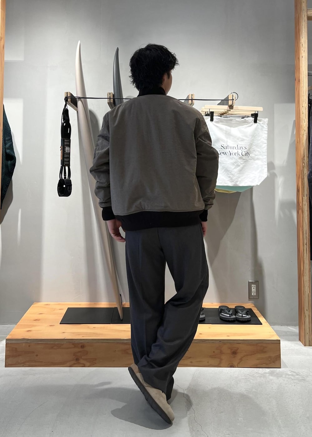 グレー系のその他パンツ、ベージュ系のブルゾンを着用したメンズの秋コーディネートの6枚目の写真