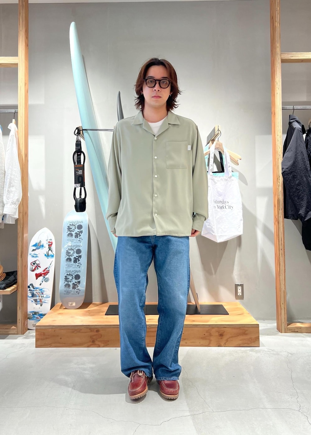 「シャツ、シャツコーデ、オープンカラーシャツ、開襟シャツ、デニム、デニムパンツ、デニムコーデ、デニムスタイル、京都、Saturdays NYC、初春コーデ、春コーデ、デートコーデ、お出かけコーデ、旅行コーデ」｜「Saturdays NYCのTakeru Denim Pant（デニムパンツ、ブルー系）」を使った、kippeiさん（メンズ・170cm）の春コーディネートの2枚目の写真